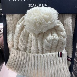 Tommy Hilfiger scarf and Hat set